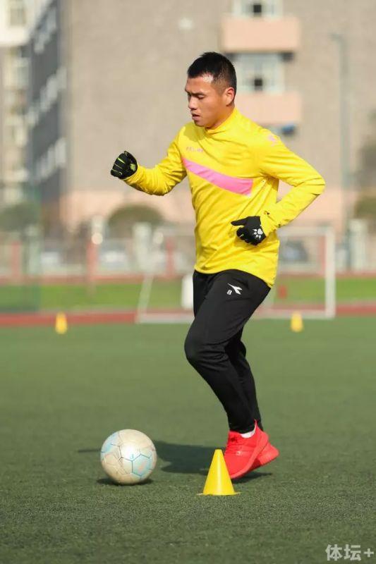 克里夫兰骑士训练开放日，窗口期复出首秀引欢呼，中超在即，控场能力受关注(青啤啦啦队美国克里夫兰骑士队表演视频)