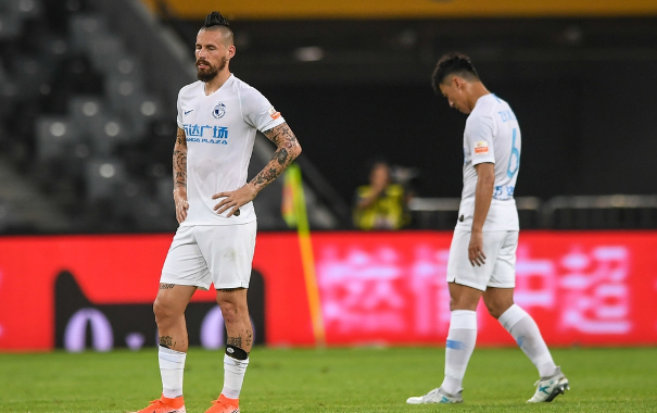 克里夫兰骑士训练开放日，窗口期复出首秀引欢呼，中超在即，控场能力受关注(青啤啦啦队美国克里夫兰骑士队表演视频)