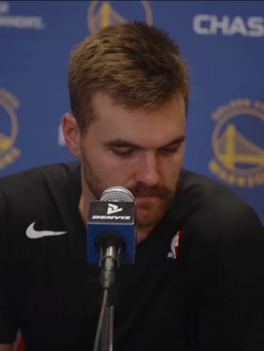 关于金州勇士迎欧超杯关键赛；今晨更衣室发声；更衣室稳定；团队化学反应显著的信息