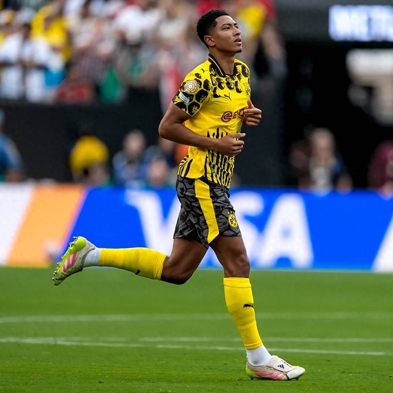 赛地聚焦——德国杯国际比赛日热度飙升；多特蒙德复出首秀；媒体盛赞；球队文化再被提及的简单介绍